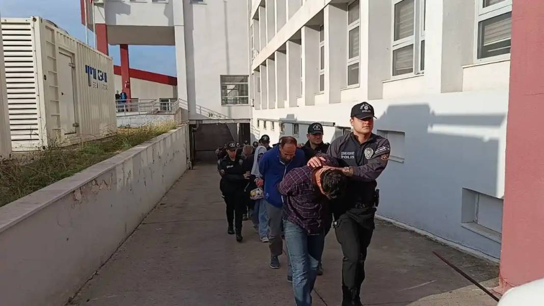 Adana’da ‘Sazan Sarmalı’ Çetesi Çökertildi! 2